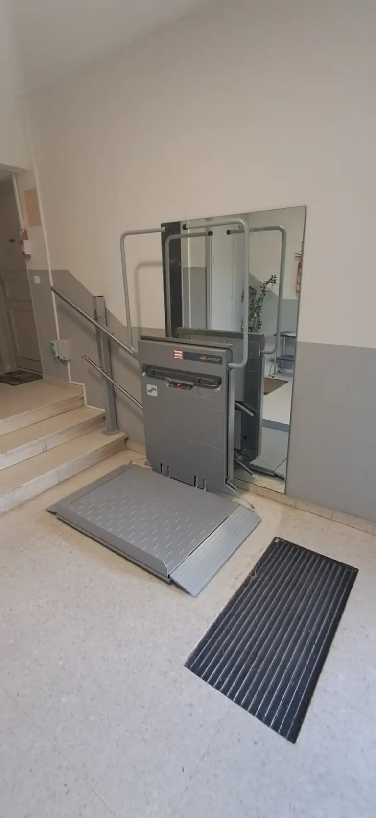 plateforme monte escaliers La Grande-Motte