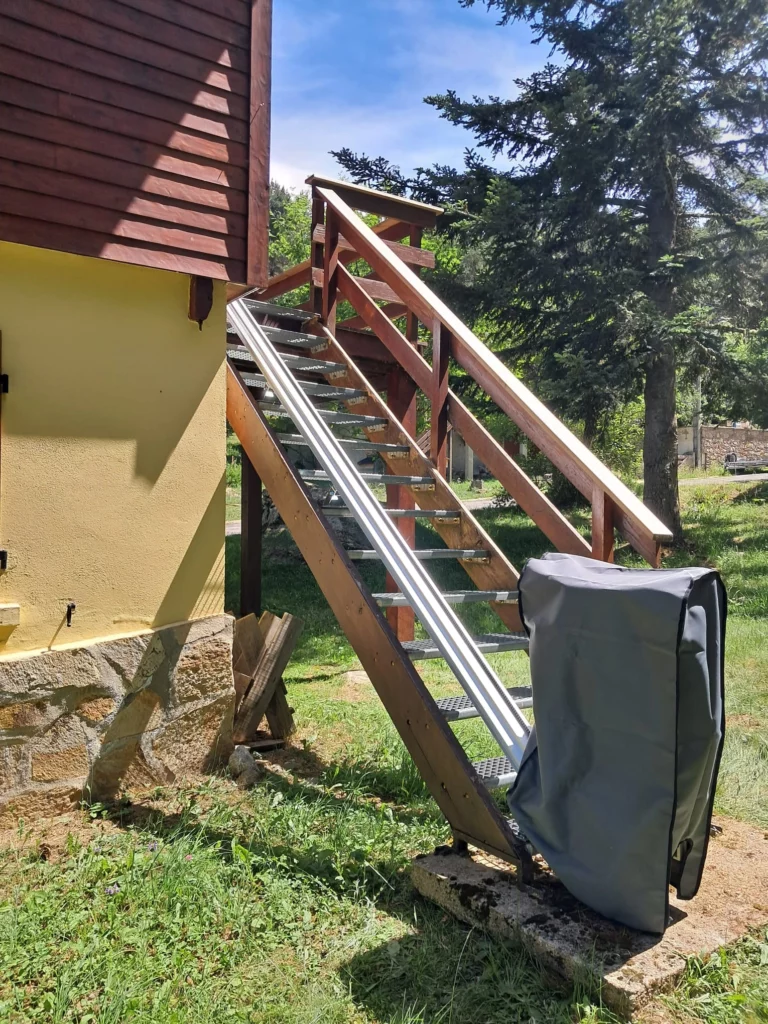 escalier avec le rail et la chaise ainsi que sa housse de protection