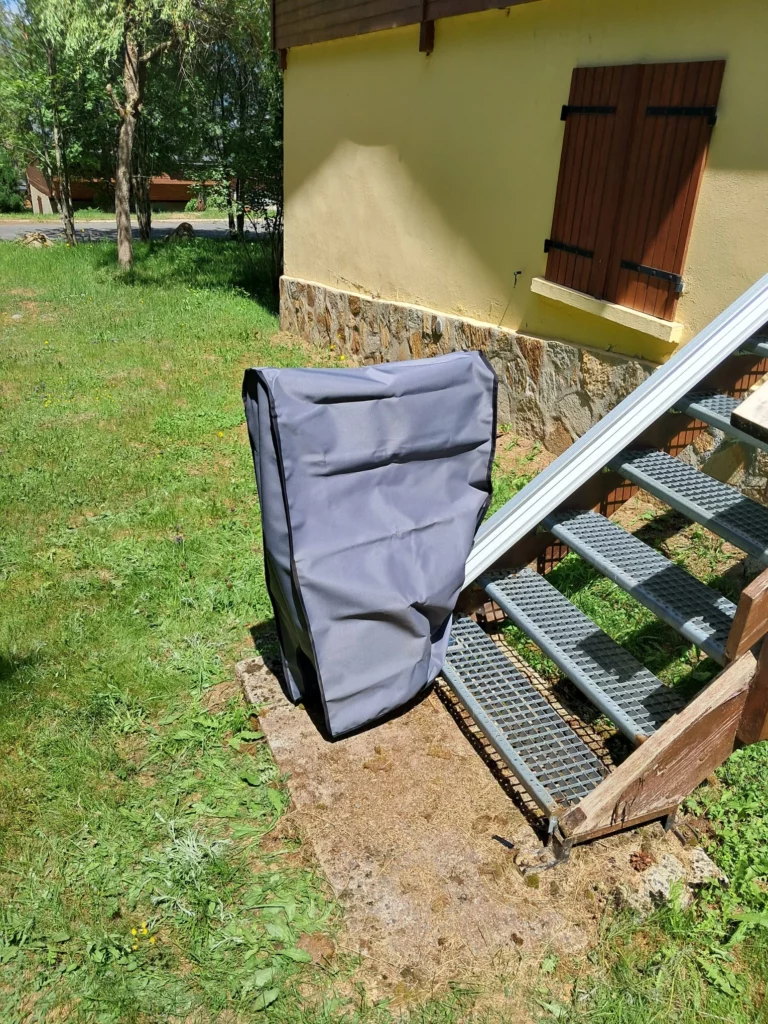 housse du fauteuil vue de près en bas de l'escalier