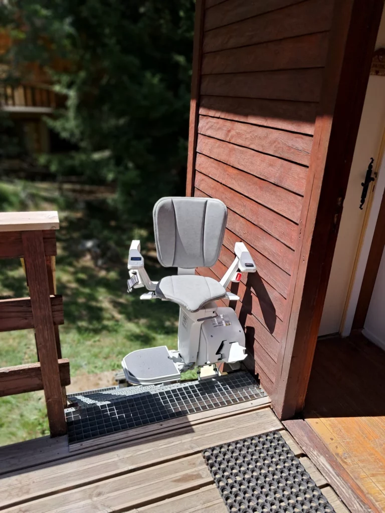 photo de la chaise vue de face, en haut de l'escalier et dépliée