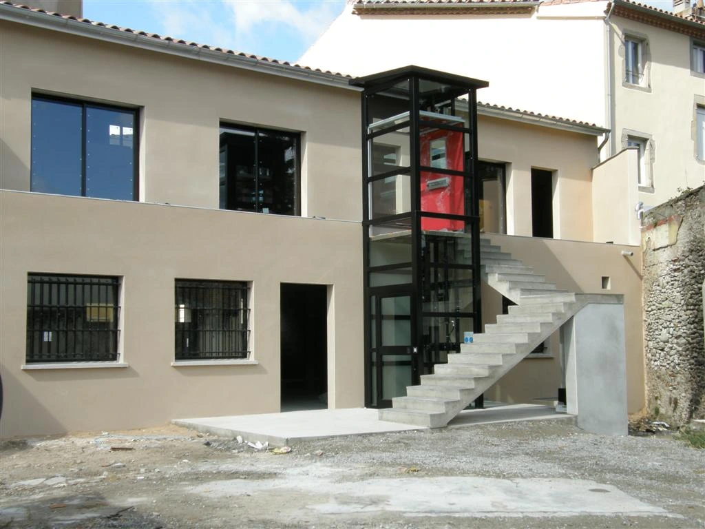 Façade de maison avec élévateur extérieur à Mazamet (81)