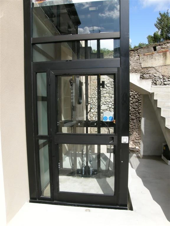 Porte et commandes de la cabine d'élévateur PMR