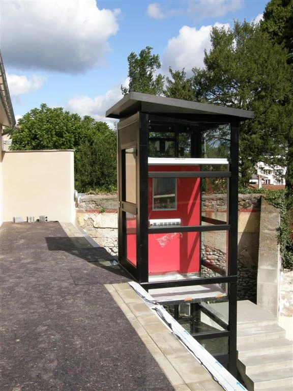 Cabine rouge de l'élévateur Vimec E06 sur mesure