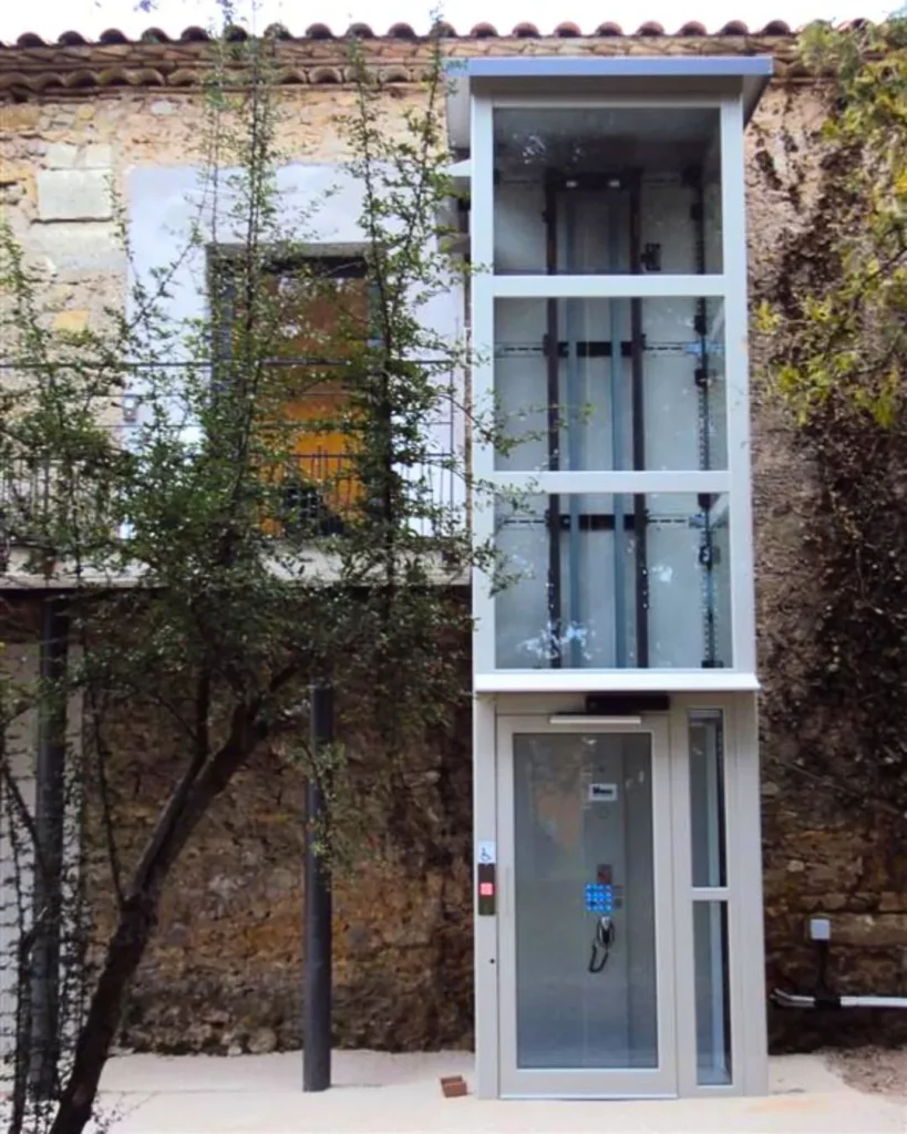 Vue de face de l'élévateur avec cabine vitrée