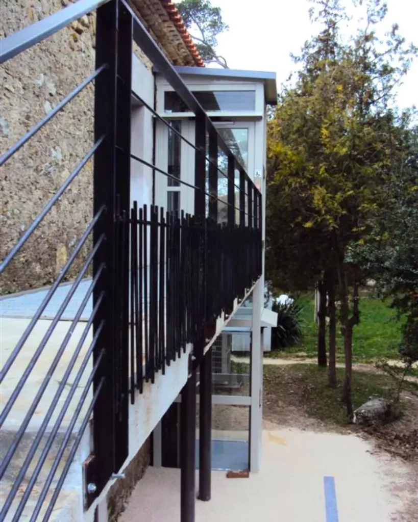 Élévateur Vimec installé en façade d'un bâtiment en pierre à Montpellier