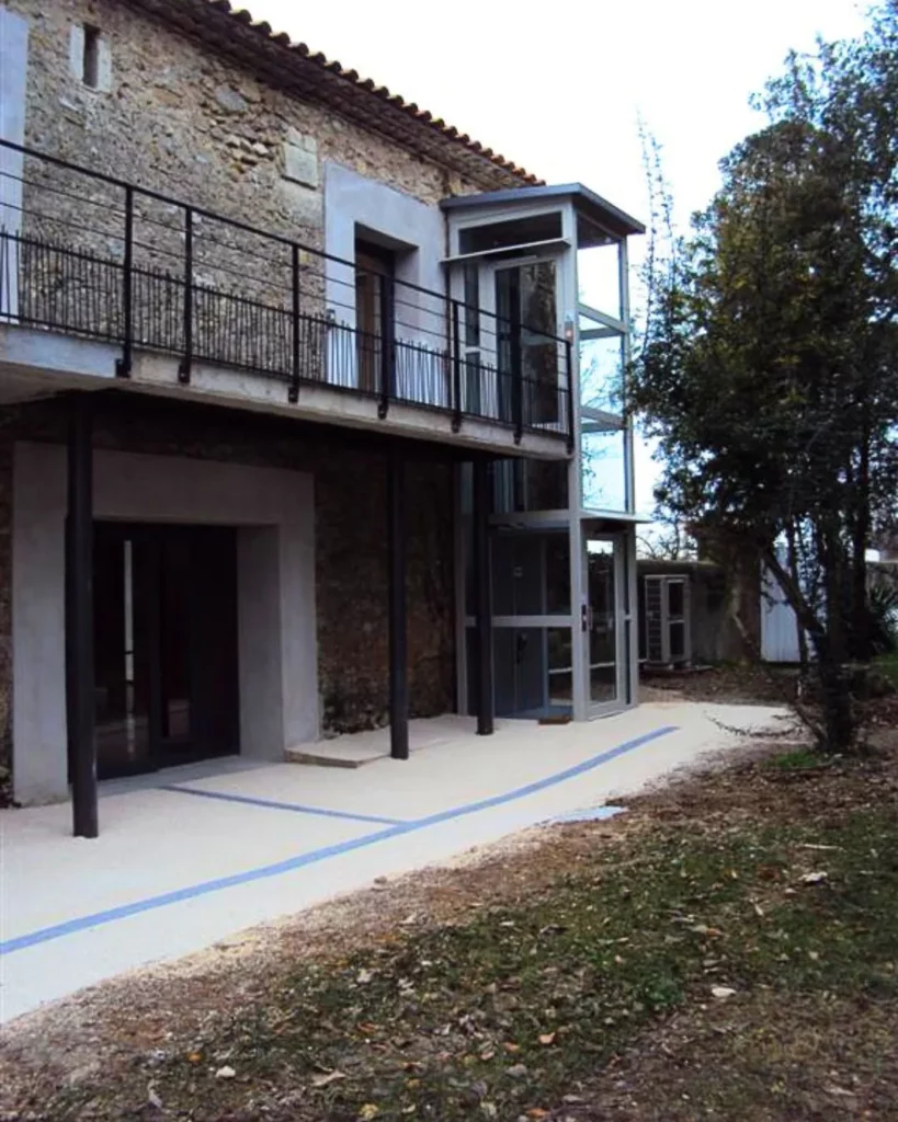 Accès PMR avec plan incliné devant l'élévateur Vimec à Montpellier