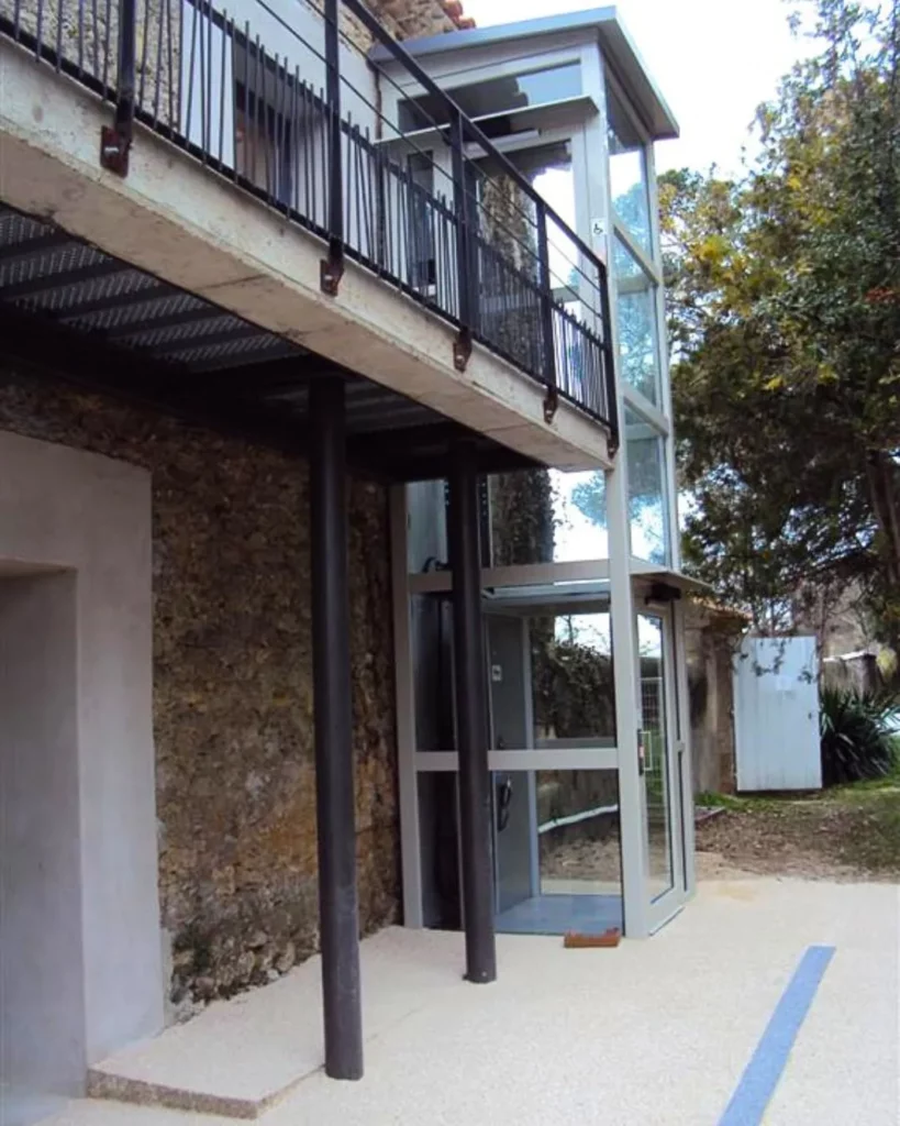 Élévateur Vimec Hérault intégré à l'arrière du bâtiment