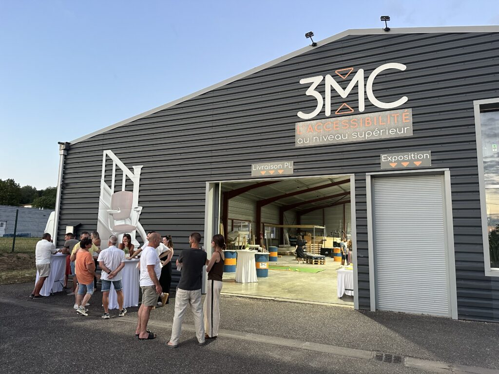 Façade de l'entreprise 3MC à Villeneuve sur Lot avec du monde devant