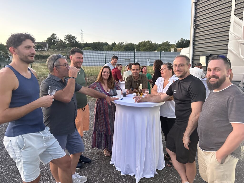 photo de groupe entre le personnel de Midilev et le personnel de 3MC