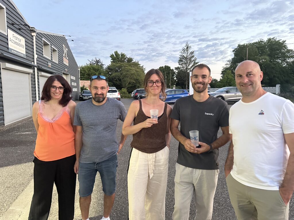 photo de groupe de cinq salariés de l'entreprise 3MC à Villeneuve sur Lot