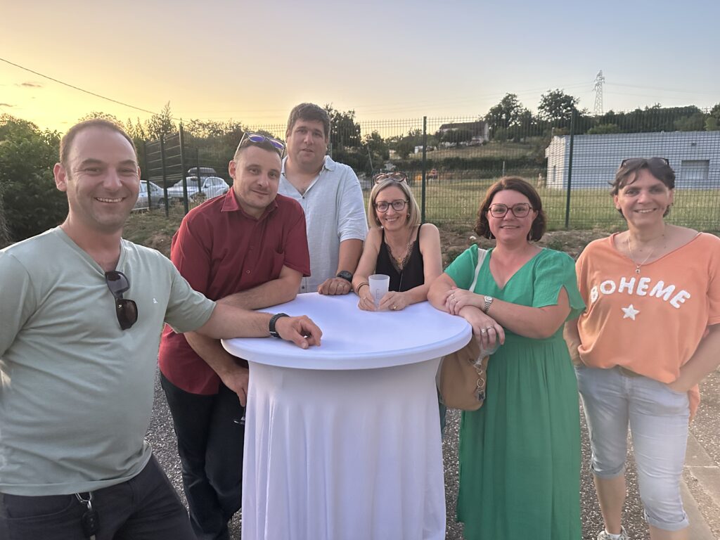 Photo de groupe de trois techiciens Midilev avec trois conjointes