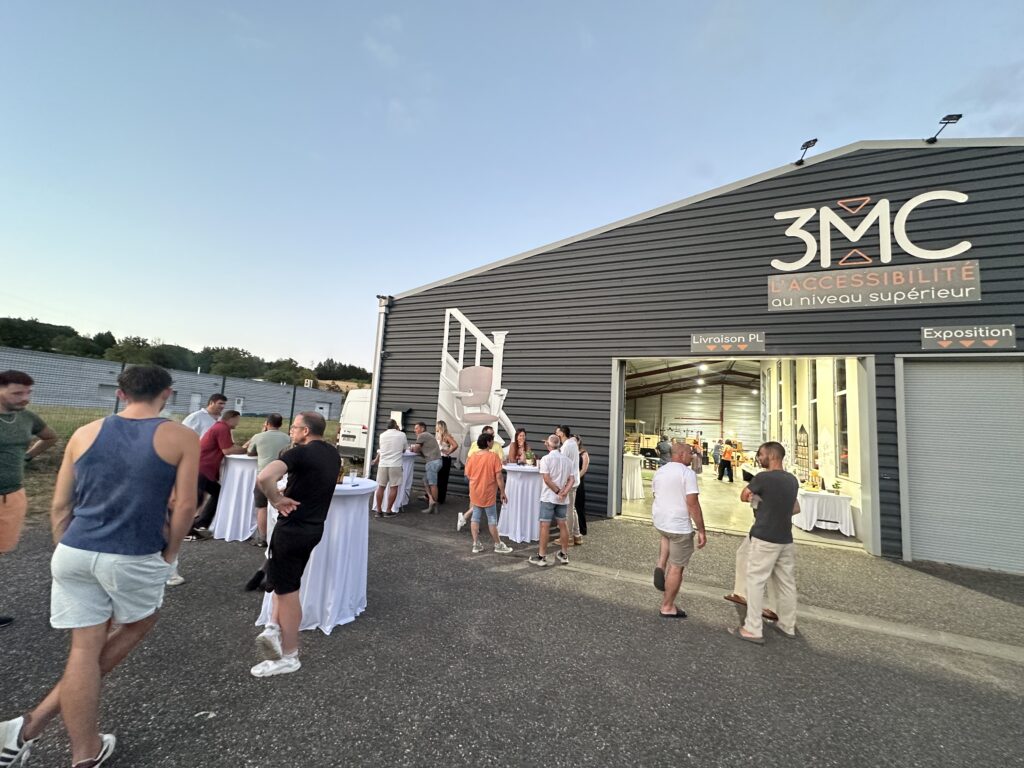 vue extérieur de l'entreprise 3MC avec un début de soirée chaleureux